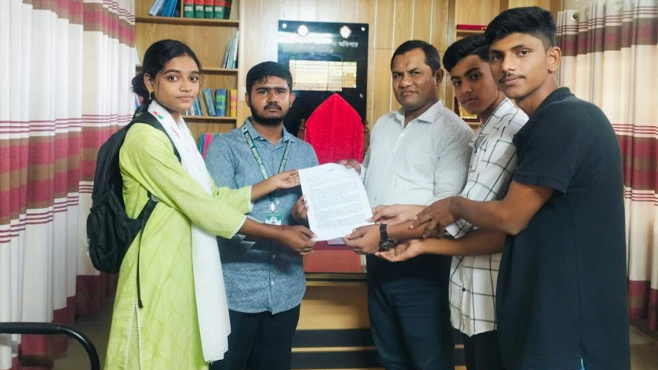 সাতক্ষীরায় শিশুদের বৃত্তি পরীক্ষার নামে মানসিক চাপ বন্ধে বিভিন্ন দপ্তরে স্মারকলিপি