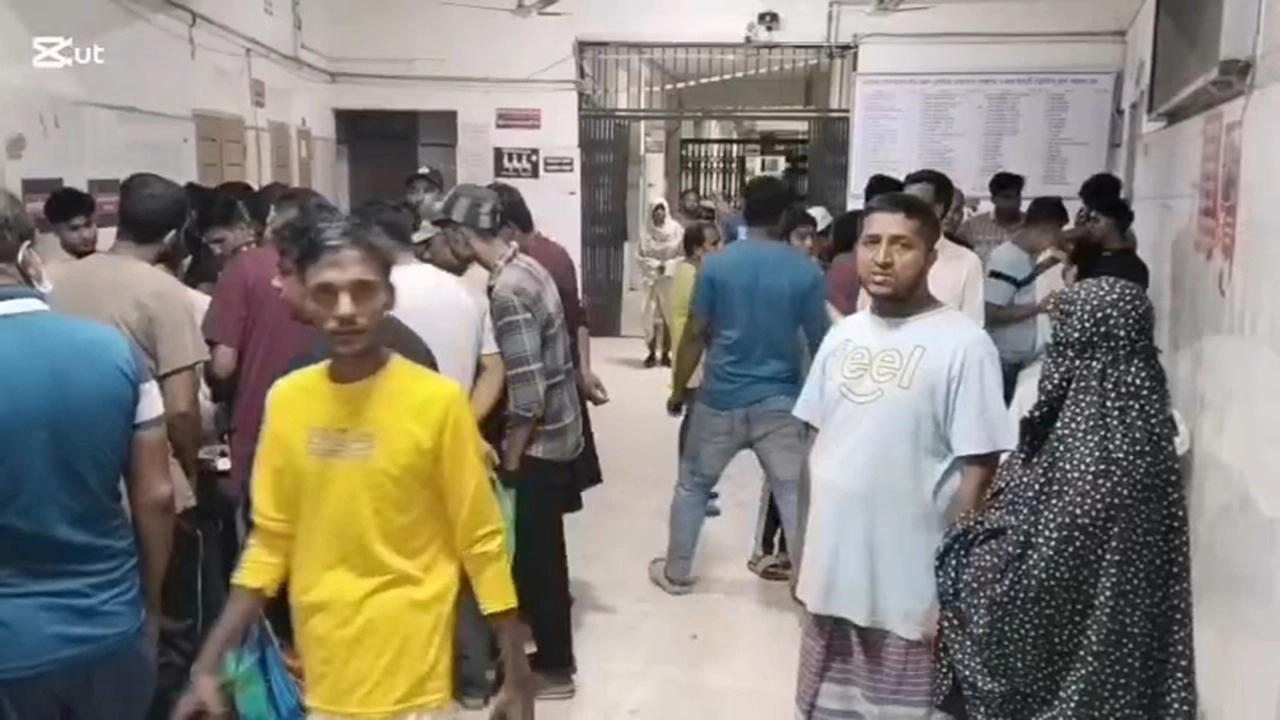 হাসপাতালে মানুষের ভিড়