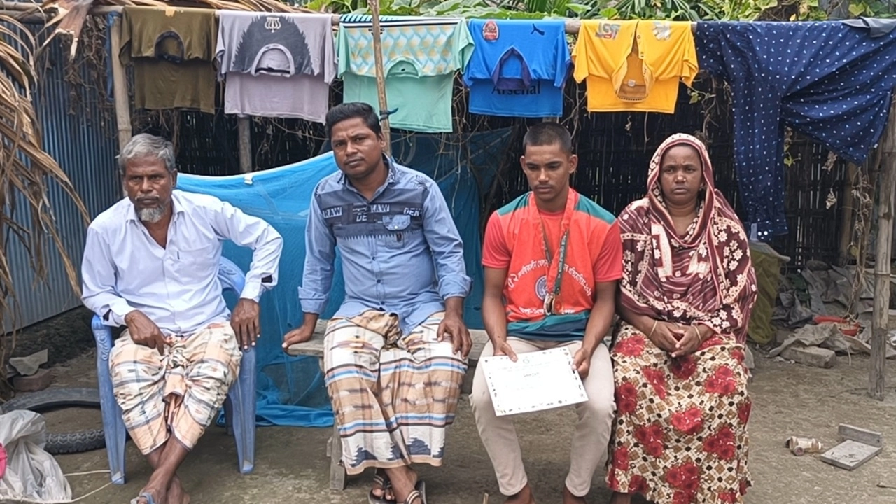 মা-বাবার সঙ্গে লালচান বাদশা