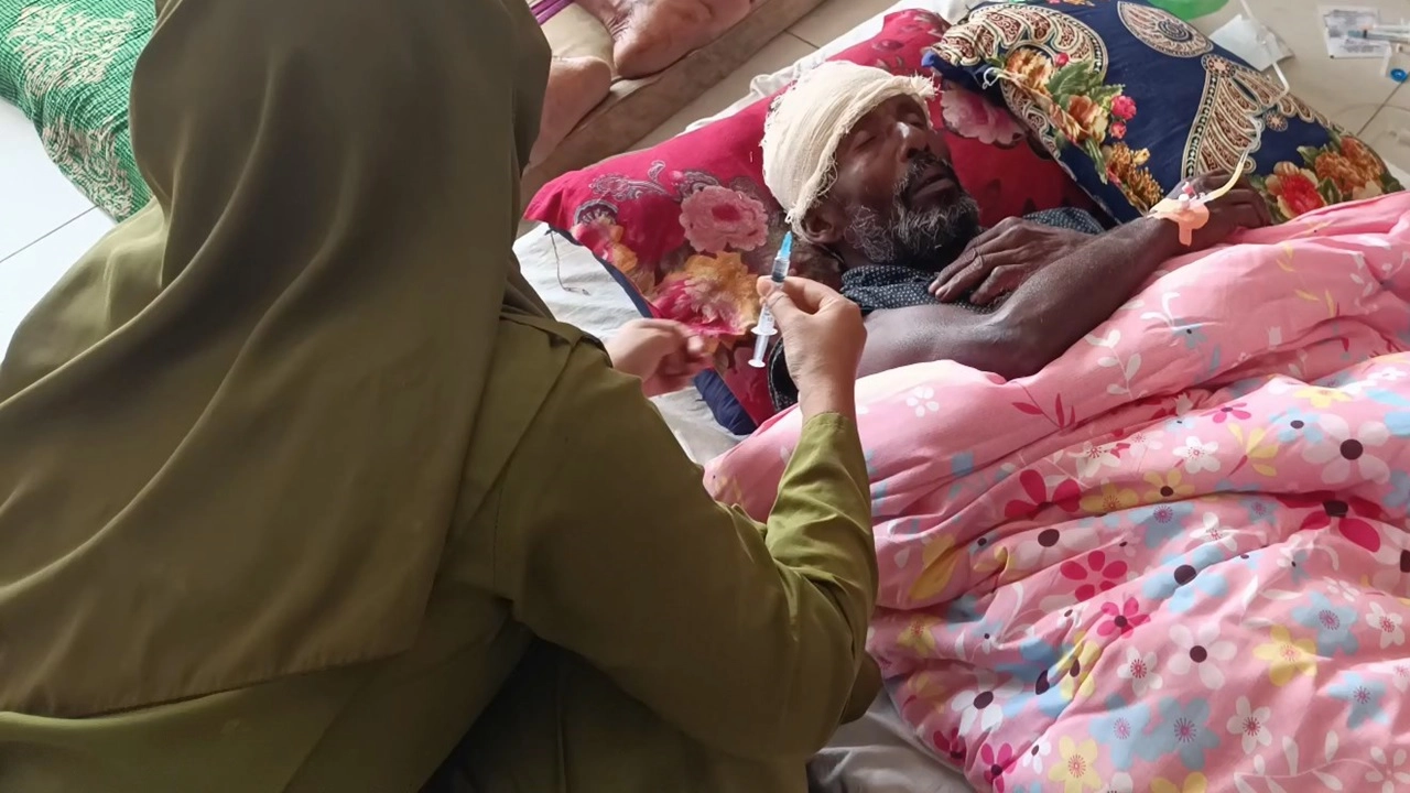 আহত কয়েকজনকে হাসপাতালে ভর্তি করা হয়