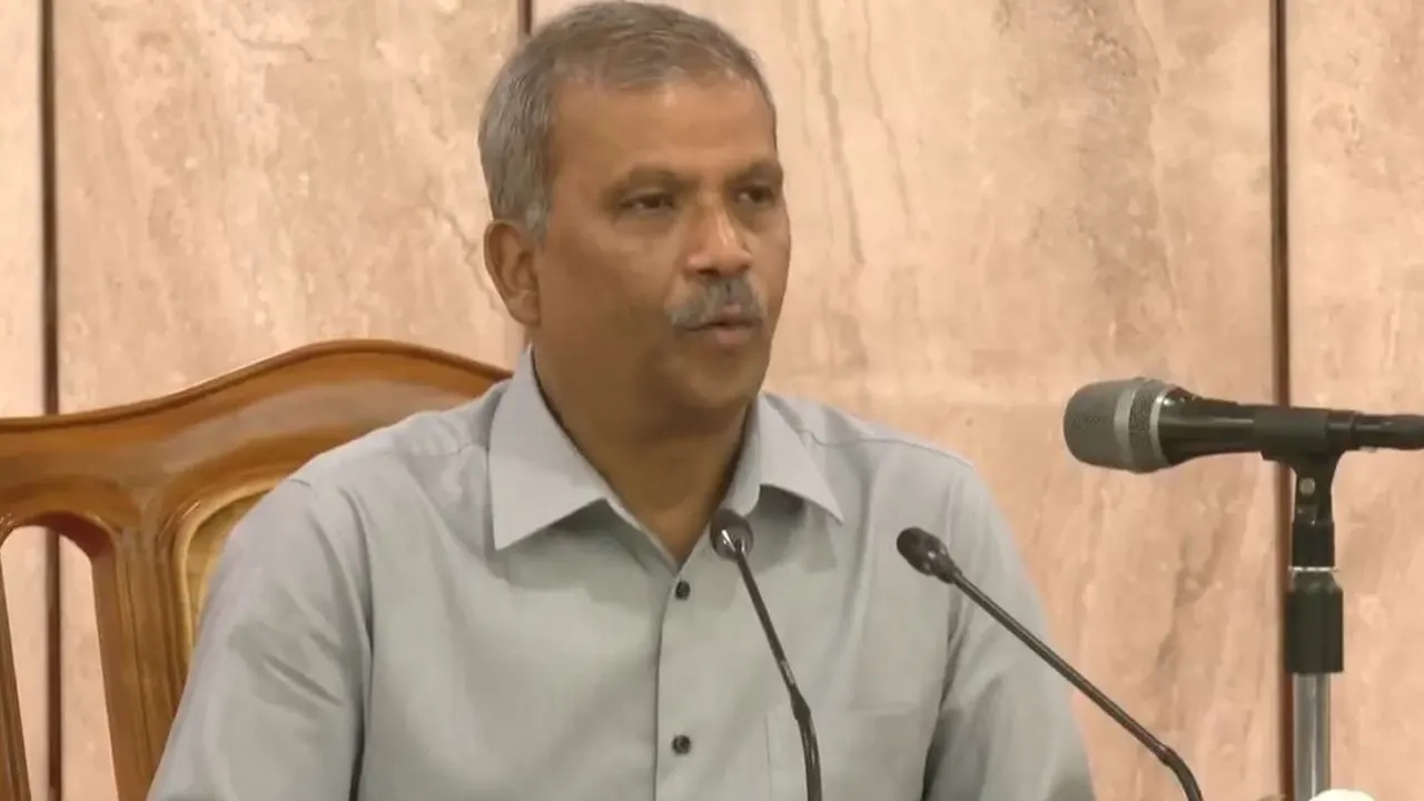 রাজধানীর তেজগাঁওয়ে প্রধান উপদেষ্টার কার্যালয়ের 'করবী হলে' সংবাদ সম্মেলনে আইন উপদেষ্টা আসিফ নজরুল