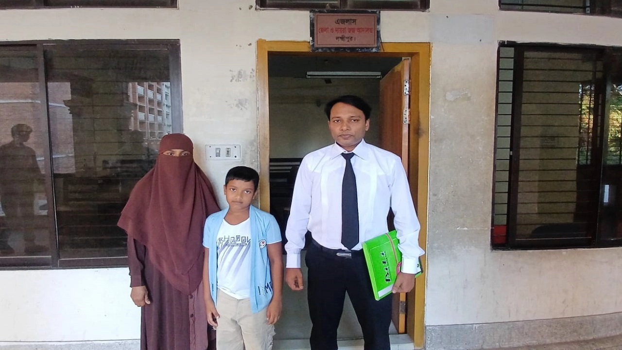 রায়পুরে সন্তানের স্বীকৃতি পেতে প্রশাসনের দ্বারস্থ শিশু সন্তান শাহাদাত ও তার মা। ছবি: এনপিবি