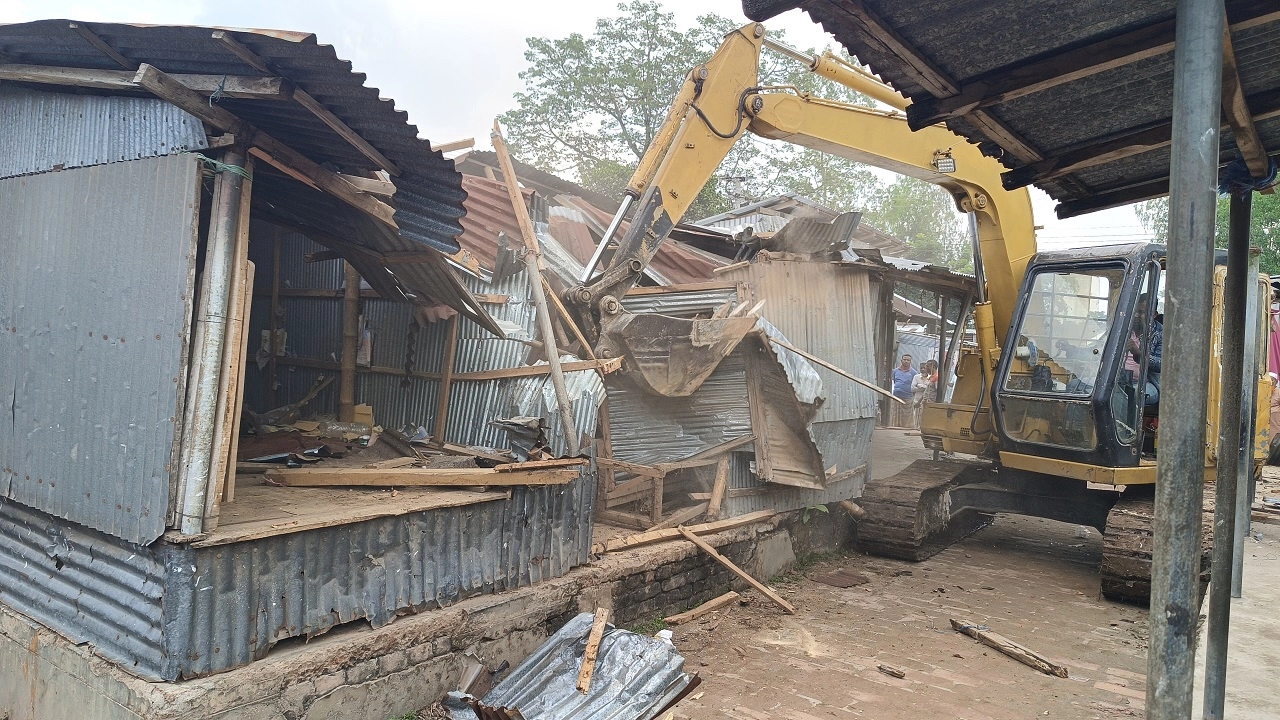 অবৈধ দুই শতাধিক স্থাপনা উচ্ছেদ করেছে হাতীবান্ধা উপজেলা প্রশাসন। ছবি: এনপিবি
