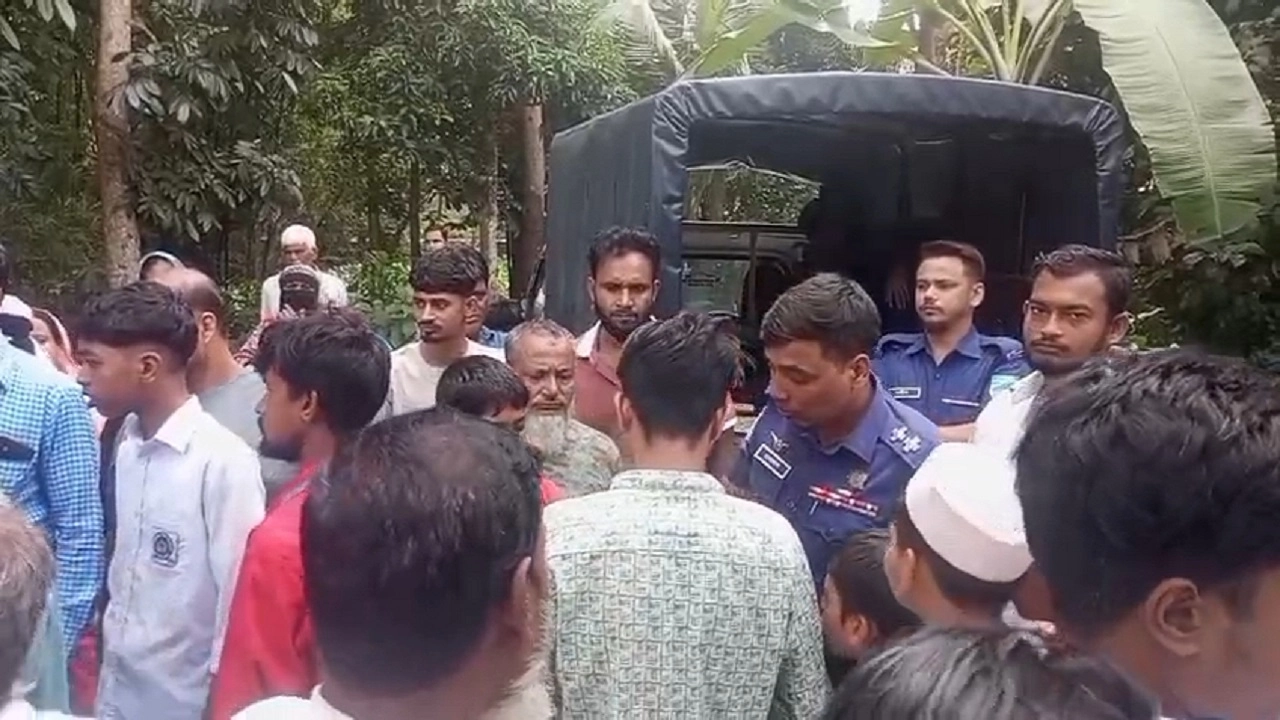 মুন্সীগঞ্জে অটোচালকের হাত-পা বাঁধা মরদেহ উদ্ধার করেছে পুলিশ। ছবি: এনপিবি