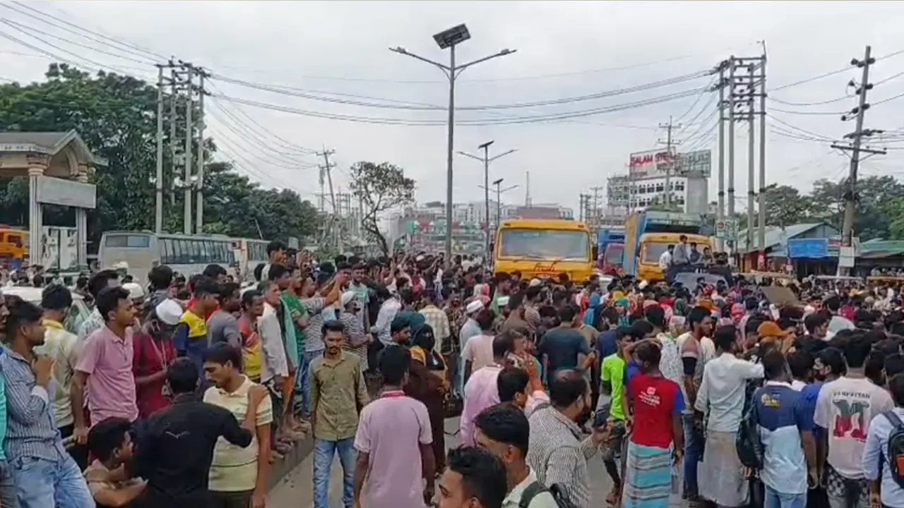নারায়ণগঞ্জের বন্দর উপজেলার মদনপুর এলাকায় সড়ক অবরোধ