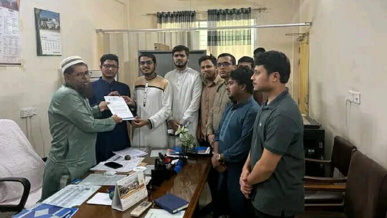 জকসু নির্বাচনের দাবিতে জবি শিবিরের স্মারকলিপি প্রদান। ছবি: এনপিবি