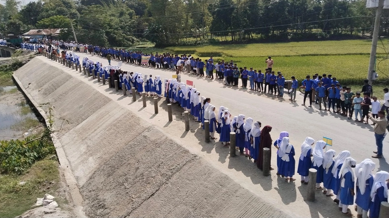 যমুনা উপজেলা দাবিতে সড়ক অবরোধ । ছবি: এনপিবি