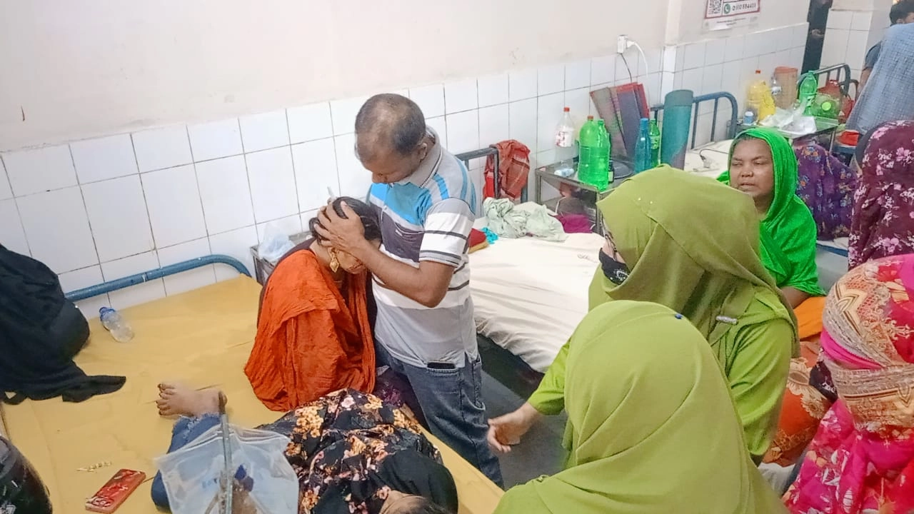 আলমডাঙ্গায় লাটাহাম্বারের সঙ্গে মোটরসাইকেলের মুখোমুখি সংঘর্ষে নিহত ১। ছবি: এনপিবি