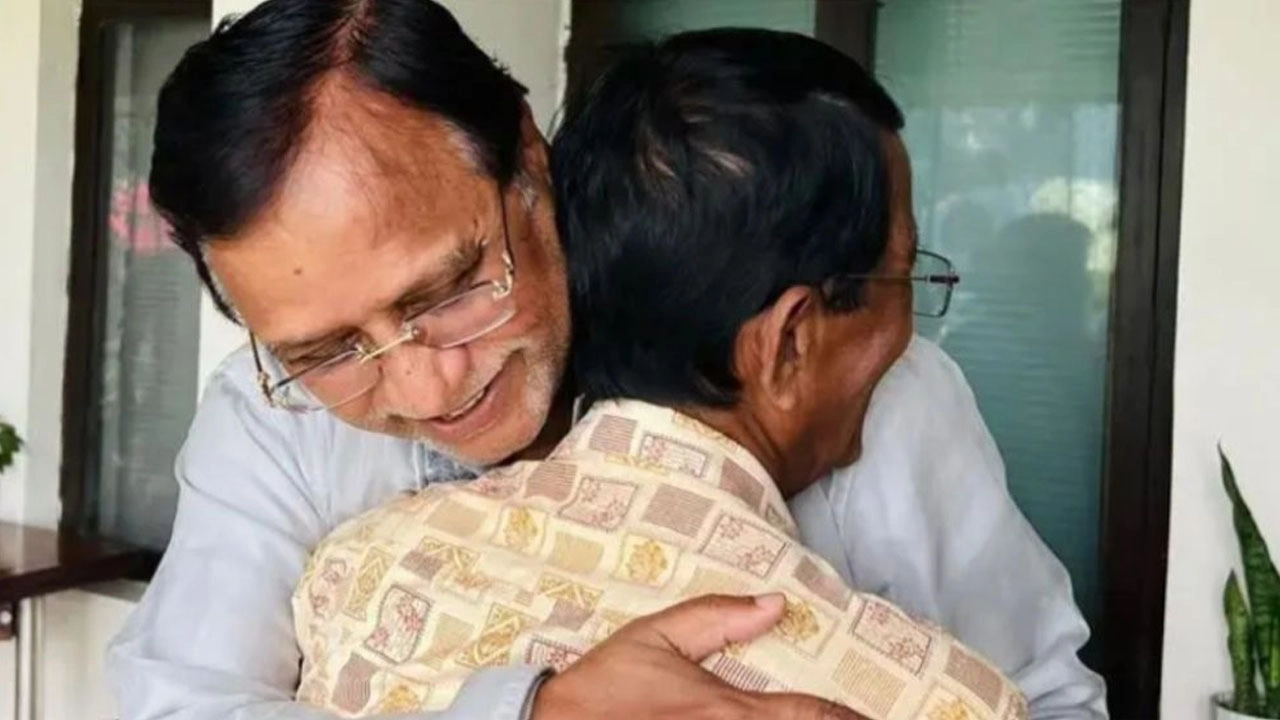 সাংবাদিক মোদাব্বের হোসেনকে বুকে জড়িয়ে ধরেন বিএনপি চেয়ারপারসনের উপদেষ্টা আব্দুস সালাম। ছবি : সংগৃহীত