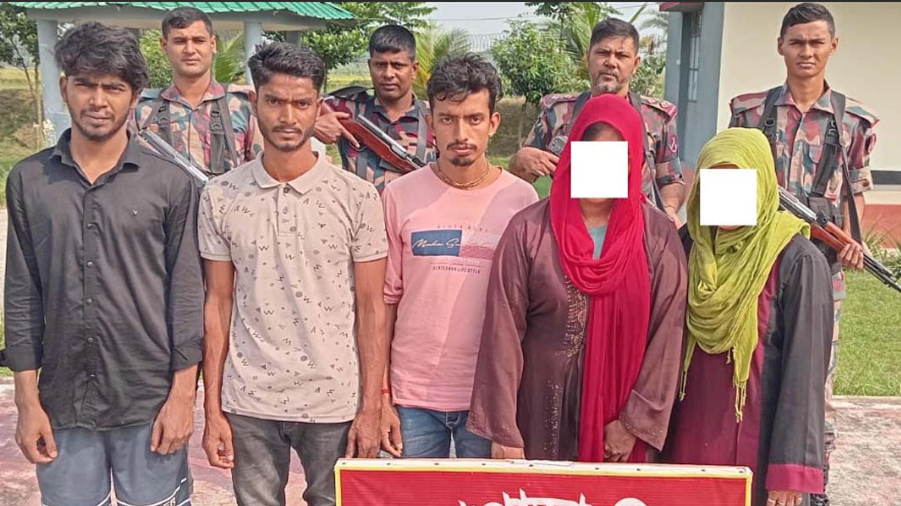 ঝিনাইদহে অবৈধভাবে ভারত থেকে প্রবেশের দায়ে আটক ৫