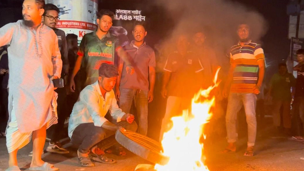 কুষ্টিয়া-৩  মনোনয়ন বঞ্চিত সোহরাব উদ্দিনের সমর্থকদের সড়ক অবরোধ 