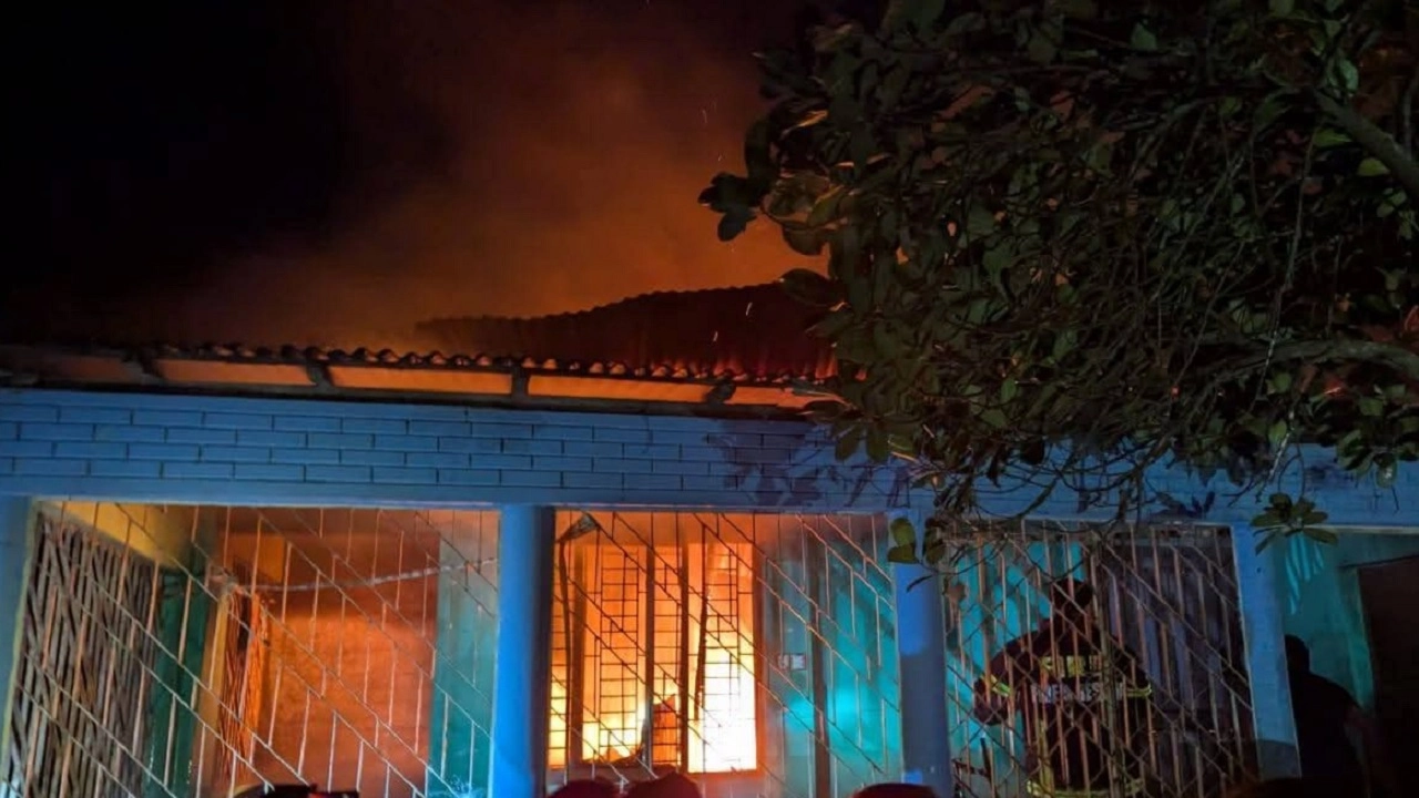 আগুনে ৫টি কক্ষ পুরোপুরি ভস্মীভূত। ছবি: এনপিবি