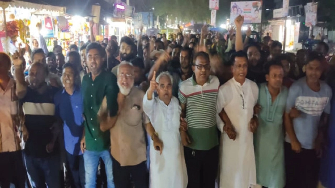 গৌরীপুরে বিএনপির মনোনয়ন পরিবর্তনের দাবিতে বিক্ষোভ মিছিল। ছবি: এনপিবি