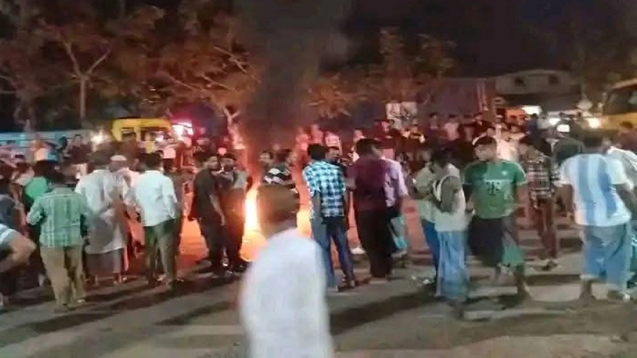 মনোনয়ন বঞ্চিত আসলাম চৌধুরীর সমর্থকদের মহাসড়ক অবরোধ করে বিক্ষোভ। ছবি: এনবিপি