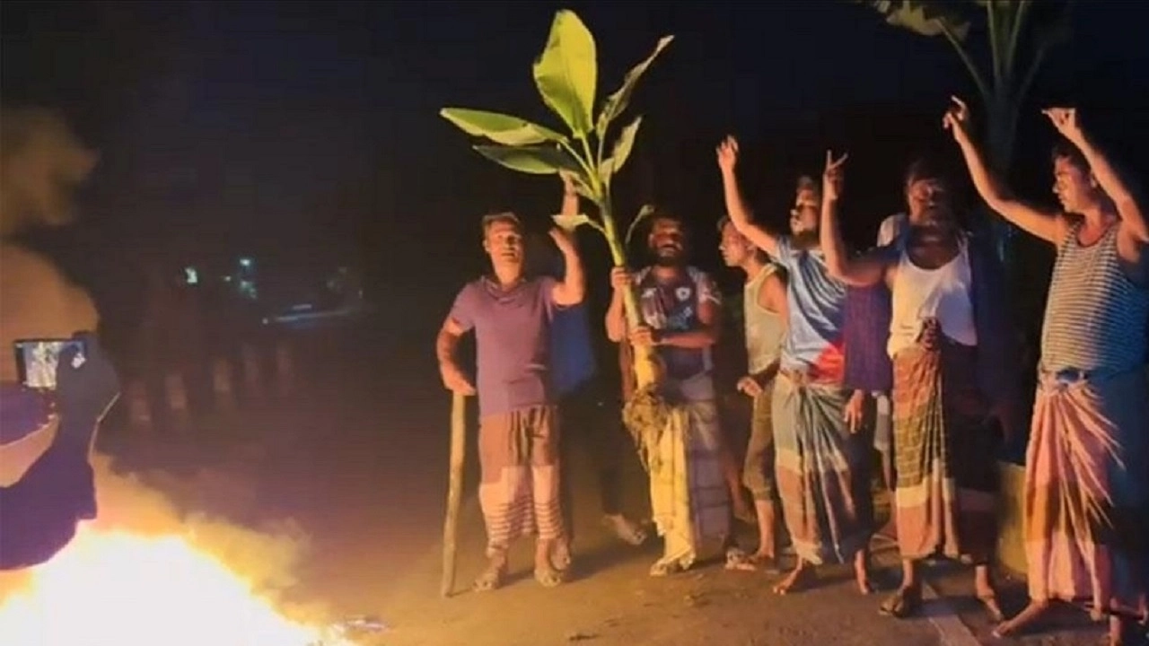 কক্সবাজার-৪ আসনে বিএনপির মনোনয়ন নিয়ে ক্ষোভ, টায়ার জ্বালিয়ে বিক্ষোভ। ছবি: এনপিবি