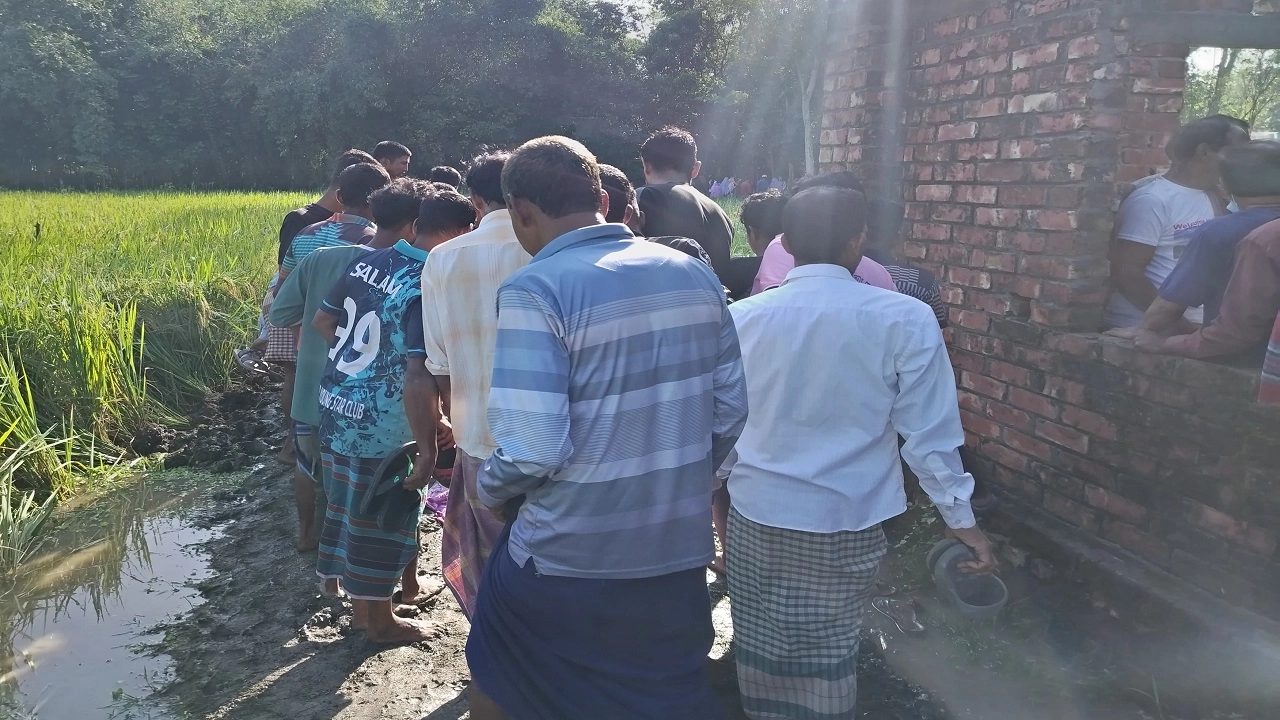 বেকারি ব্যবসায়ীর মরদেহ উদ্ধার করেছে পুলিশ। ছবি: এনপিবি