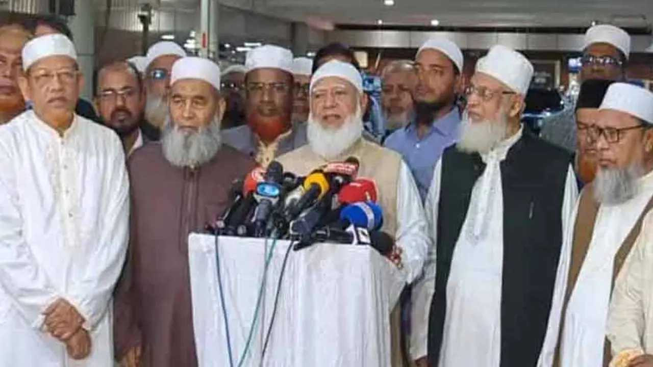 শাহজালাল আন্তর্জাতিক বিমানবন্দরে সাংবাদিকদের সঙ্গে কথা বলেন ডা. শফিকুর রহমান