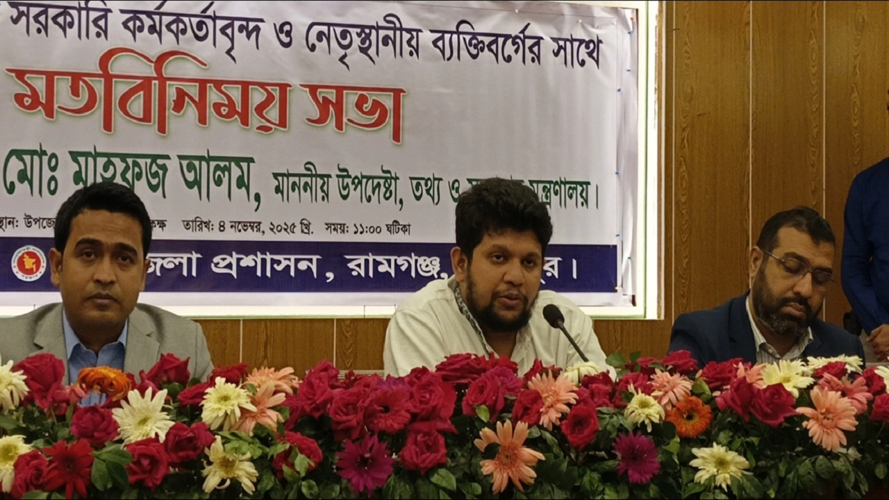 মতবিনিময় সভায় বক্তব্য রাখেন তথ্য ও সম্প্রচার মন্ত্রণালয়ের উপদেষ্টা মো. মাহফুজ আলম। ছবি: এনপিবি