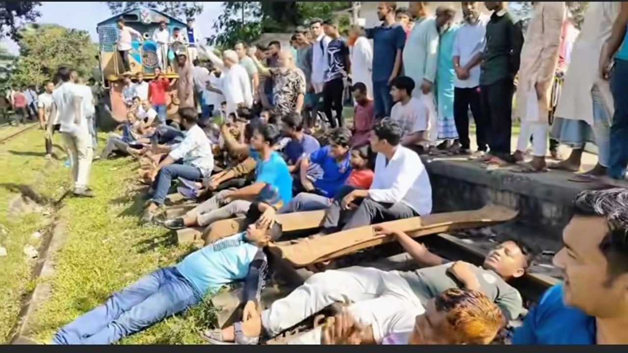 মঙ্গলবার (৪ নভেম্বর) সকাল থেকে গৌরীপুর রেলওয়ে স্টেশনে ঢাকাগামী হাওর এক্সপ্রেস ট্রেন অবরোধ করেন হিরণের সমর্থকেরা