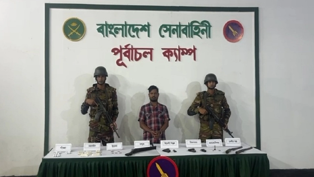 রূপগঞ্জে সেনাবাহিনীর অভিযানে বিপুল পরিমাণ দেশি-বিদেশি অস্ত্র ও মাদকদ্রব্য উদ্ধার করা। ছবি: এনপিবি