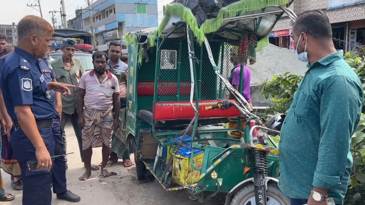 বাসের চাপায় দুমড়ে মুচড়ে যাওয়া অটোরিকশা। ছবি: এনপিবি