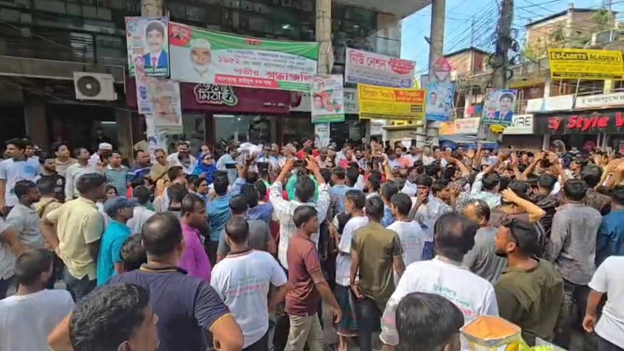 টুকুর পক্ষে মনোনয়ন দাবিতে বিক্ষোভ মিছিল করেছে দলীয় নেতাকর্মীরা