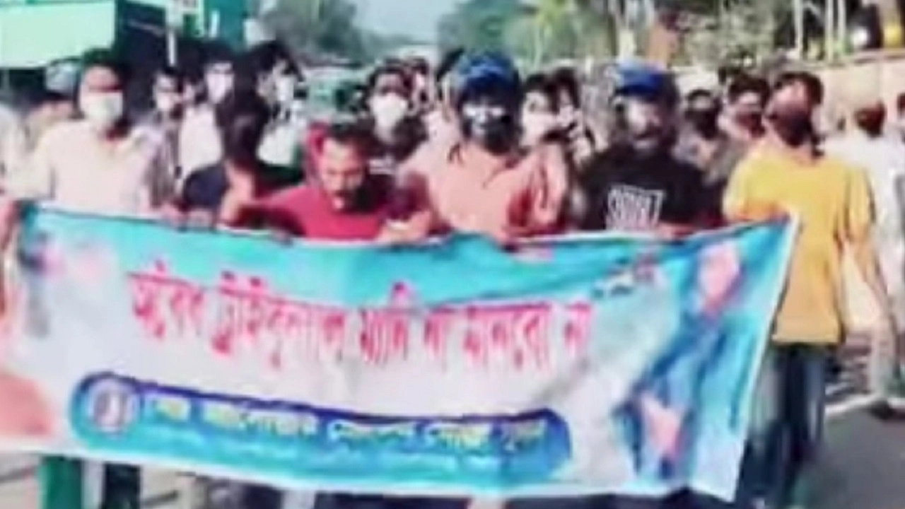 কিশোরগঞ্জে নিষিদ্ধঘোষিত সংগঠন ছাত্রলীগের একটি ঝটিকা মিছিল। ছবি : এনপিবি