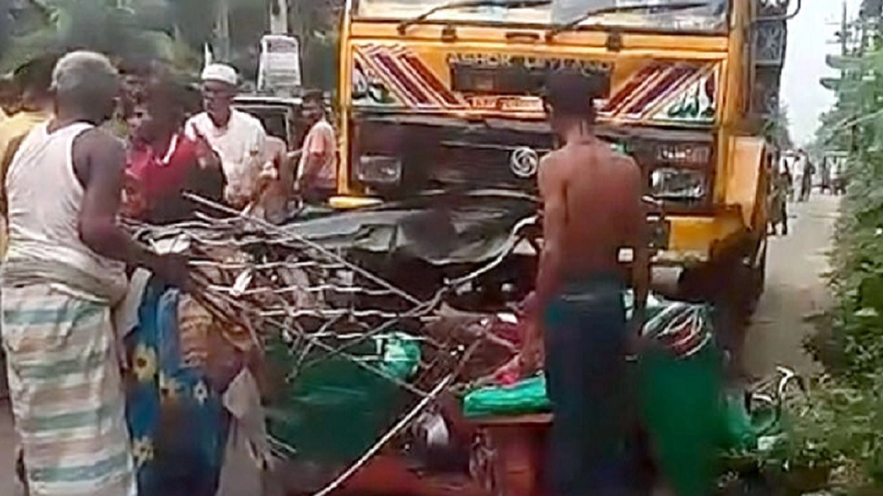 ট্রাকের সঙ্গে মুখোমুখি সংঘর্ষে দুমড়েমুচড়ে যায় সিএনজি। ছবি: সংগৃহীত