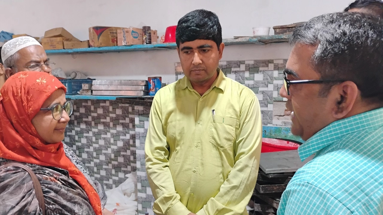 জাতীয় ভোক্তা-অধিকার সংরক্ষণ অধিদপ্তরের অভিযানে দুই প্রতিষ্ঠানকে জরিমানা। ছবি: এনপিবি