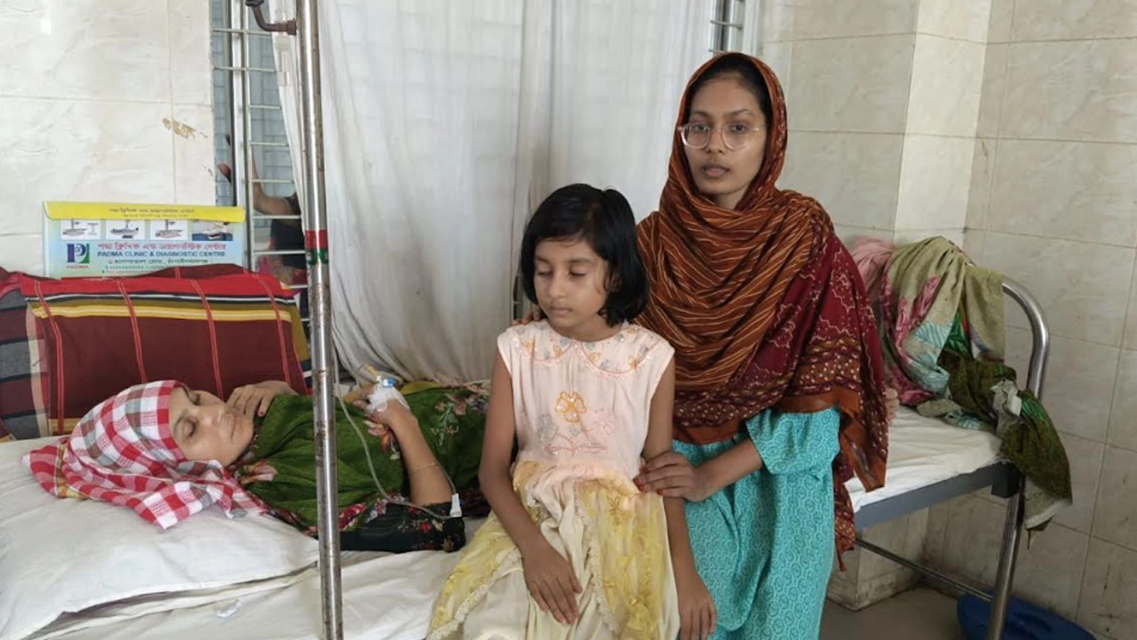 চাঁপাইনবাবগঞ্জে প্রবাসীর স্ত্রীর কাছে চাঁদা দাবি, না পেয়ে হামলা-ভাংচুর