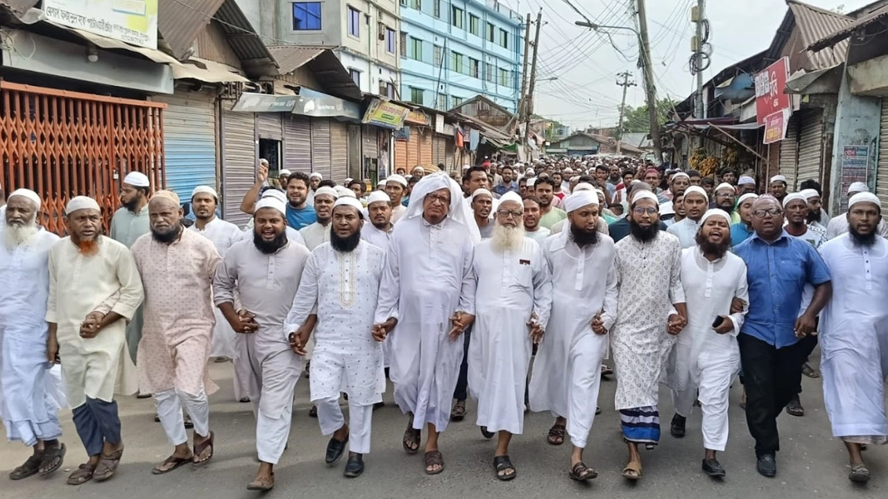 আল্লাহ ও রাসূলকে নিয়ে কটুক্তি করায় চাঁদপুরের পুরাণবাজারে বিক্ষোভ