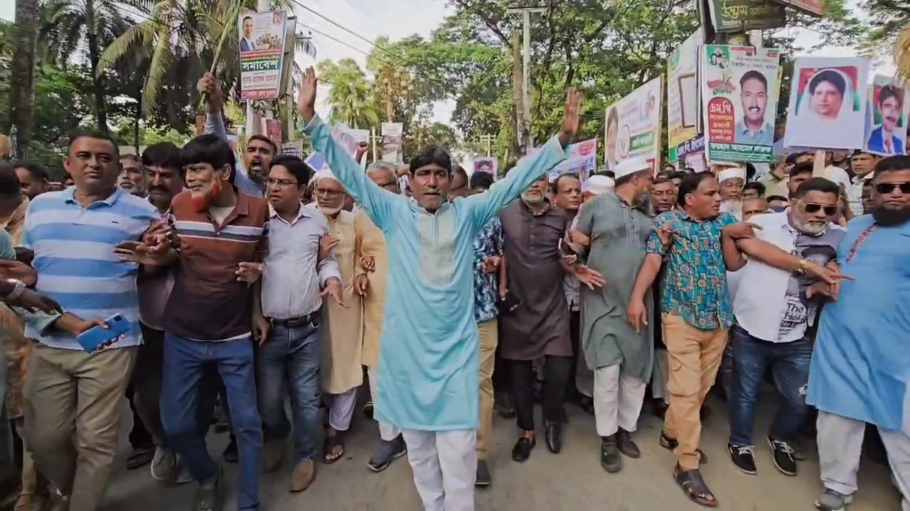 এডভোকেট ফরহাদ ইকবাল ও তার সমর্থকরা