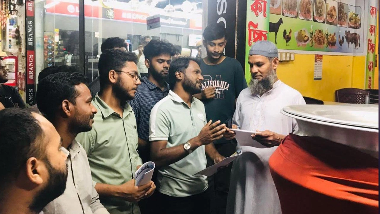 মানিকগঞ্জে বিএনপির ৩১ দফার লিফলেট বিতরণ