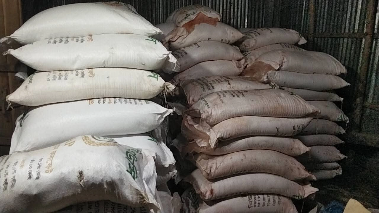 ১০৬ বস্তা সরকারি সার জব্দ করেছে উপজেলা প্রশাসন