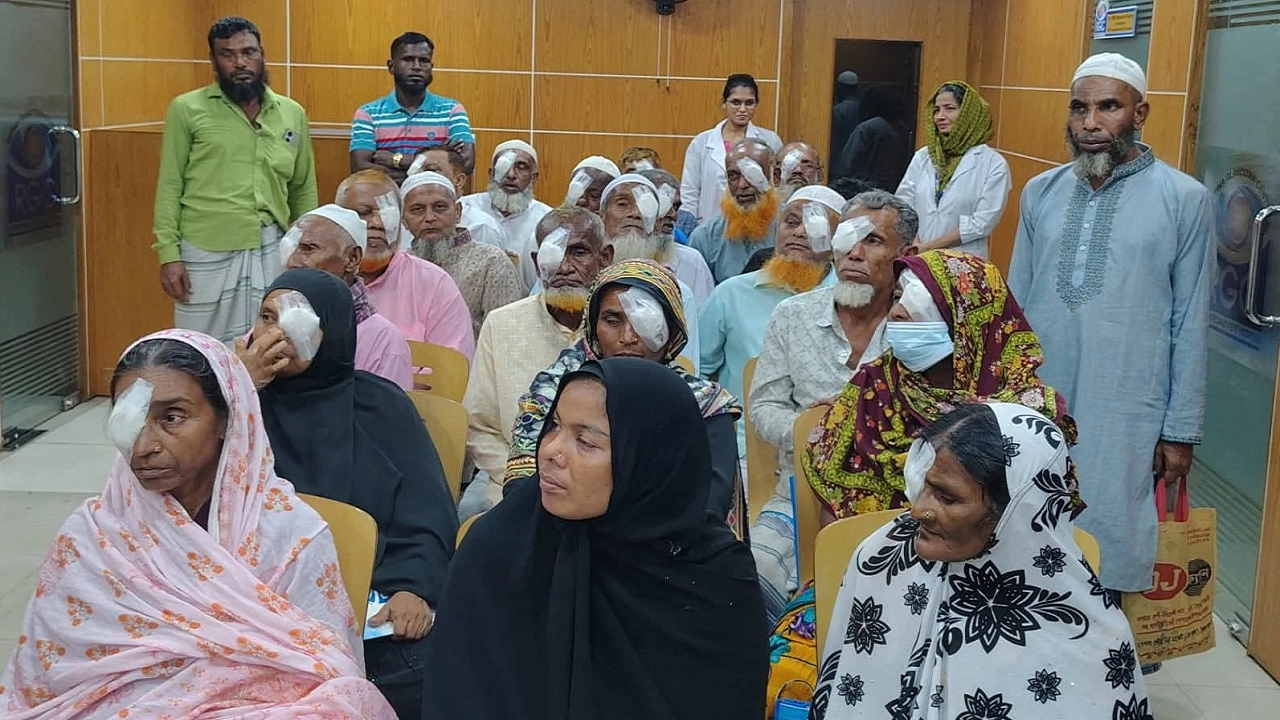 জামায়াতের উদ্যোগে ২৩ জনকে বিনামূল্যে চোখের ছানি অপারেশন। ছবি: এনপিবি