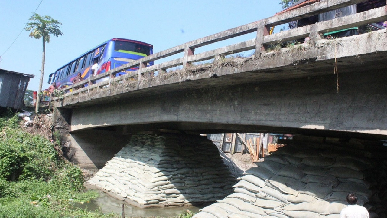 উজিরপুরে ৬৪ বছরের পুরোনো একটি সেতু এখন ভাঙনের মুখে। ছবি: এনপিবি