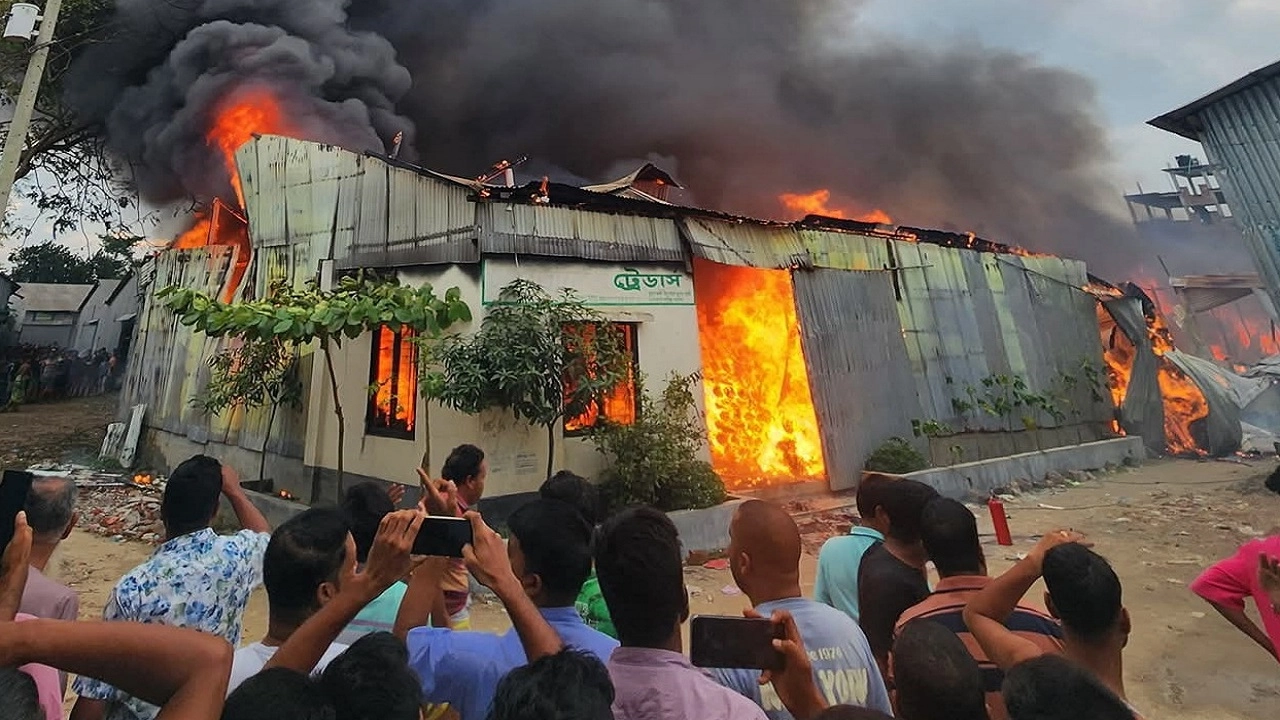 গাজীপুরে ঝুটের গোডাউনে ভয়াবহ অগ্নিকাণ্ড। ছবি: এনপিবি