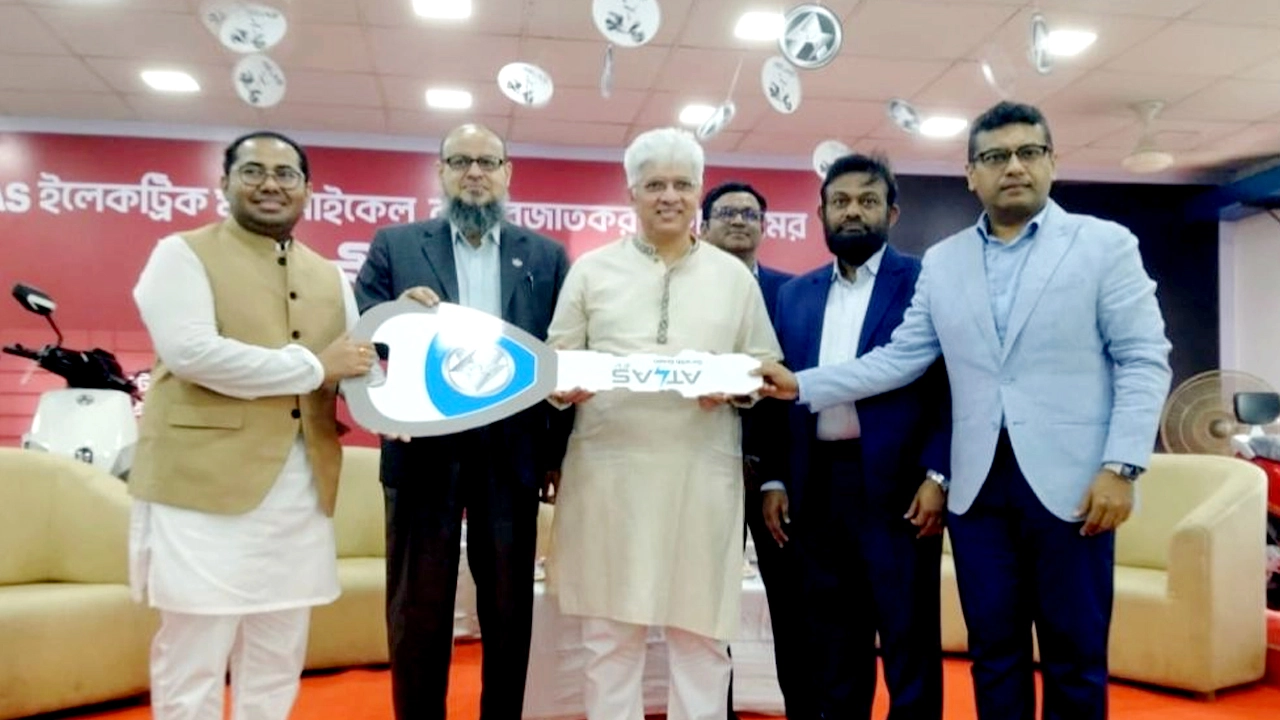 টঙ্গীতে অবস্থিত এটলাস বাংলাদেশ লিমিটেডে ‘এটলাস ইভি’ ব্রান্ডের উদ্বোধনী অনুষ্ঠানে উপদেষ্টা আদিলুর রহমান খান