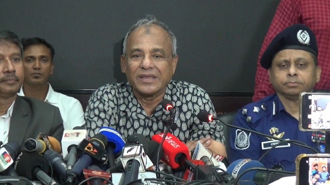 গাজীপুরে প্রশাসন ও আইনশৃঙ্খলা বাহিনীর সঙ্গে মতবিনিময় সভা শেষে সাংবাদিকদের কথা বলেন স্বরাষ্ট্র উপদেষ্টা