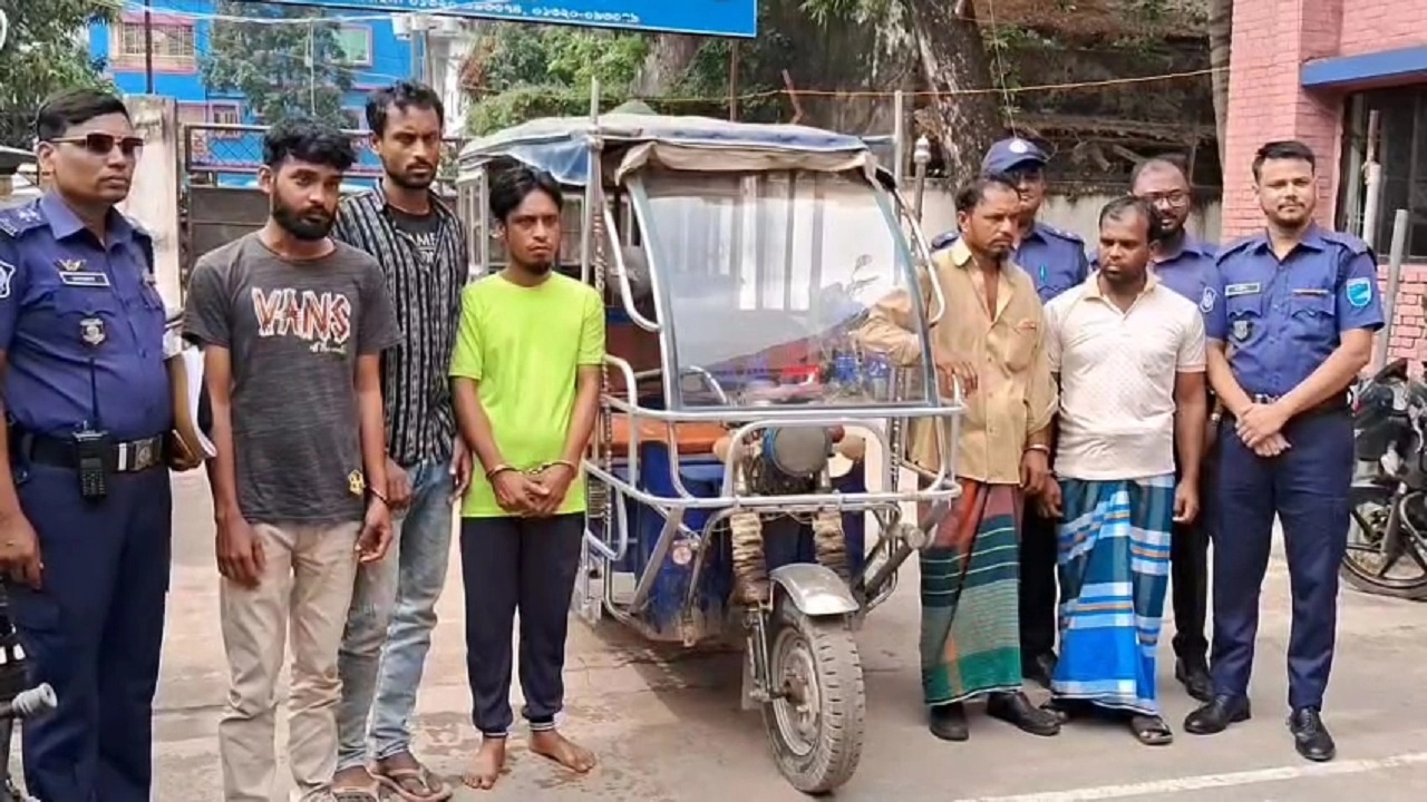 গ্রেপ্তারকৃত ৫ জন আসামি। ছবি: এনপিবি