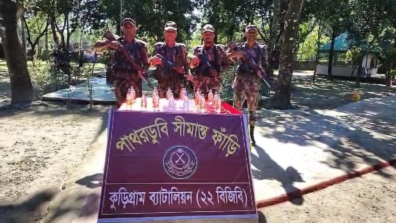 মদ ও ইয়াবা ট্যাবলেট জব্দ করছে বিজিবি। ছবি: এনপিবি