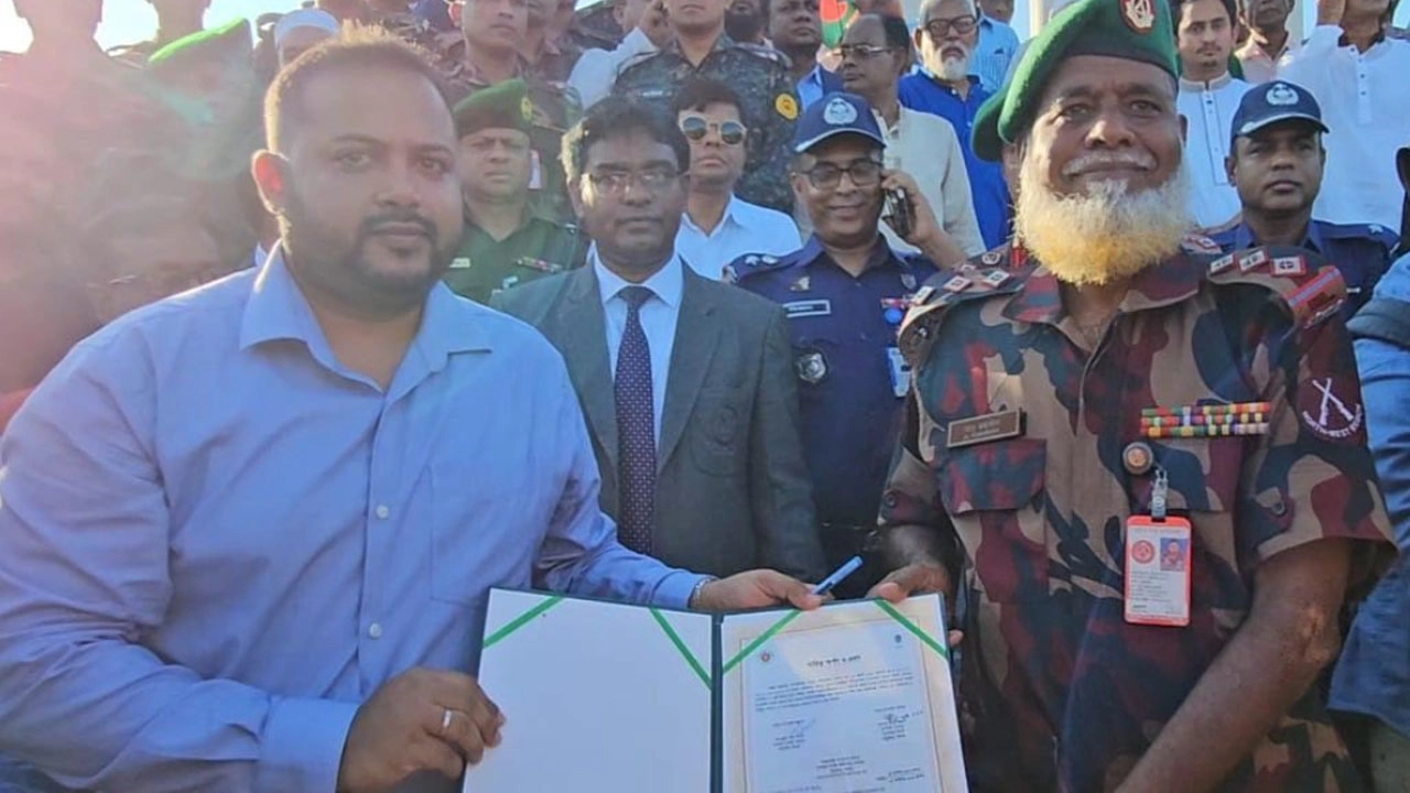 তেঁতুলিয়া উপজেলা প্রশাসনের বাস্তবায়নে পতাকা স্ট্যান্ড বিজিবির কাছে হস্তান্তর