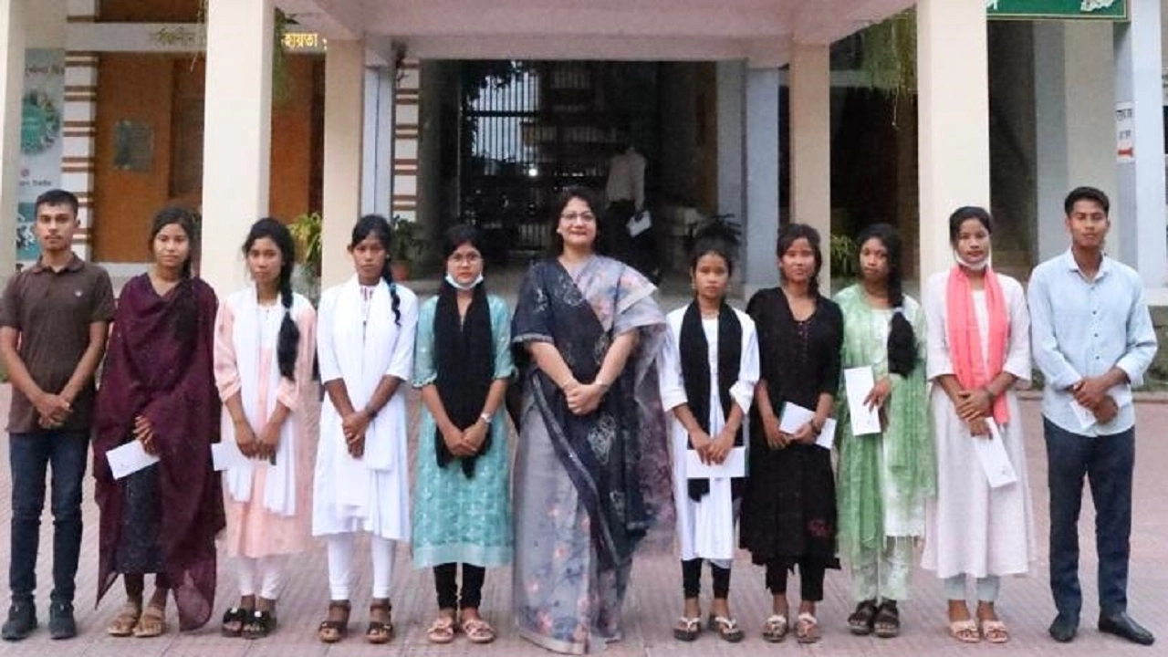 ১০ জন শিক্ষার্থীকে জেলা প্রশাসকের অর্থ সহায়তা