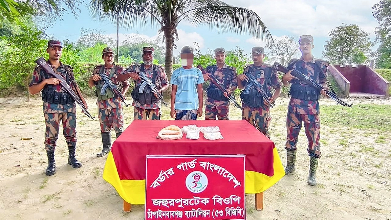 গানপাউডার-ককটেল তৈরির সরঞ্জামসহ আটক