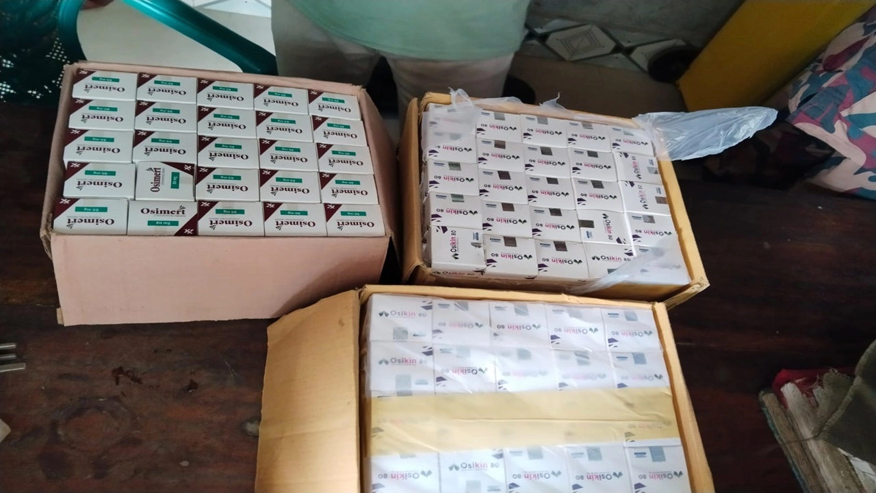 পাথর বোঝাই ট্রাক থেকে ভারতীয় সীসা ও ঔষুধ জব্দ