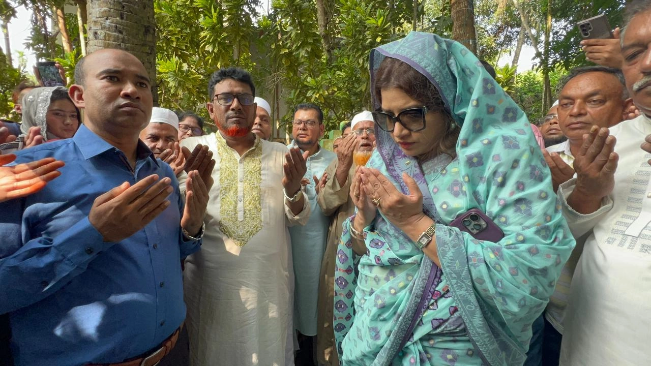 শামা ওবায়েদ নেতাকর্মীদের সাথে নিয়ে সাবেক মন্ত্রী কেএম ওবায়দুর রহমানের কবর জিয়ারত করেন