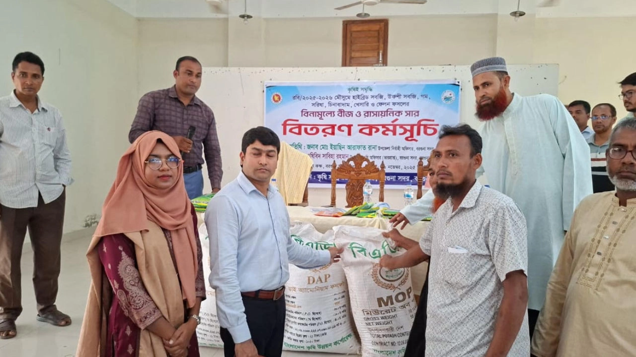 বরগুনায় কৃষকের মাঝে বিনামূল্যে বীজ সার বিতরণ
