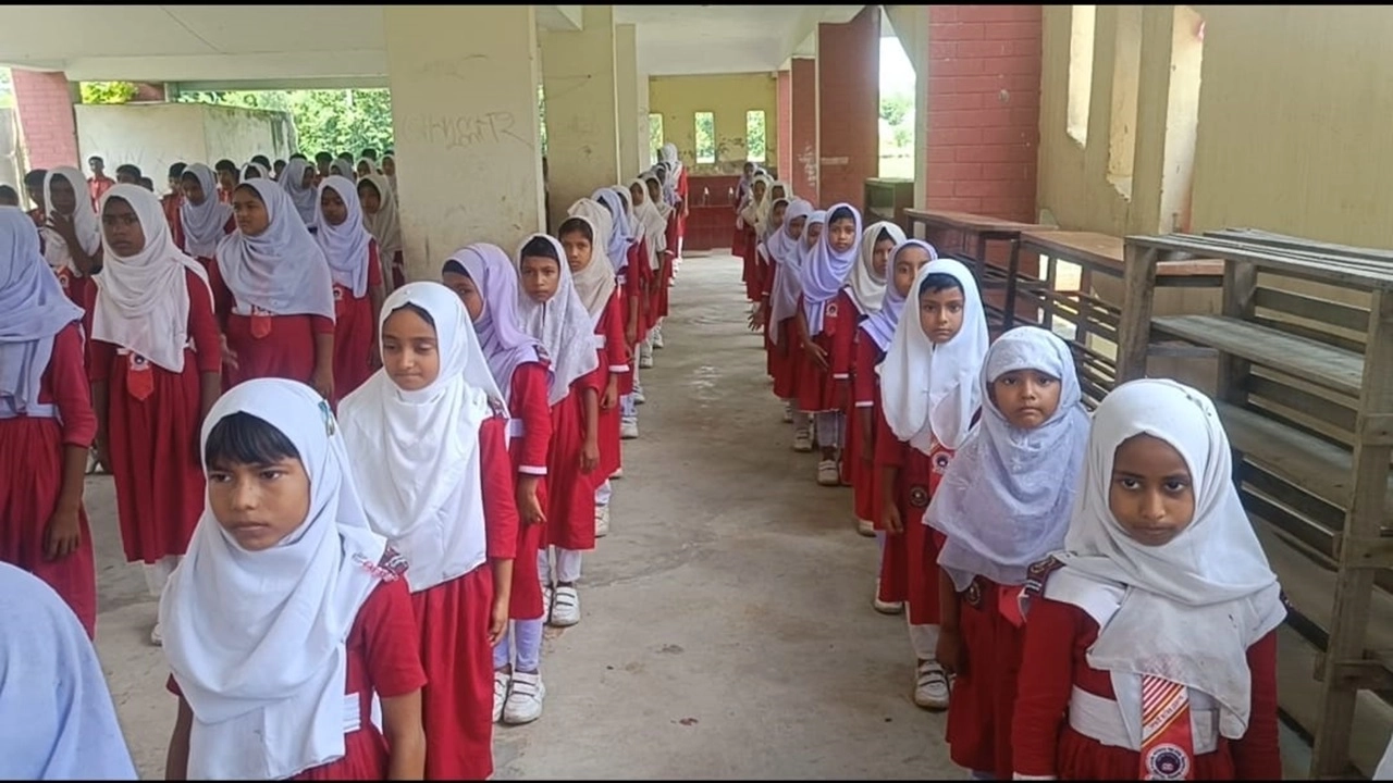 অসংখ্য প্রতিকূলতার মাঝেও শিক্ষার্থীরা নিয়মিত ক্লাসে আসে