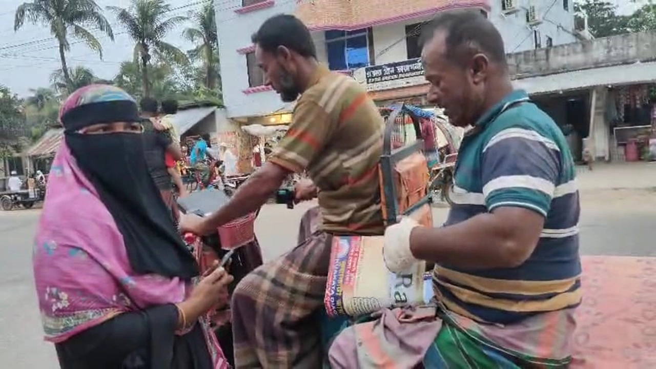 আহতদের হাসপাতালে ভর্তি করা হয়