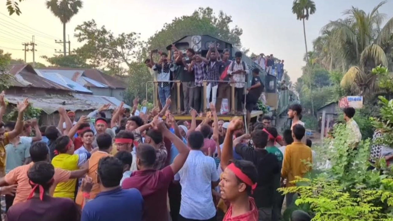 কিশোরগঞ্জে শেখ মজিবুর রহমানের সমর্থনে ট্রেন আটকিয়ে গণমিছিল